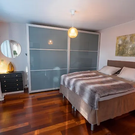 Nordic Gem Near Railway Station, Free Parking And Wifi Lägenhet